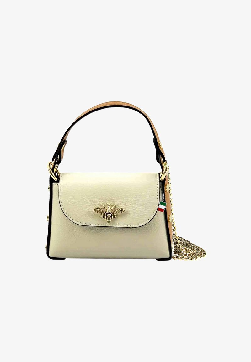 Crème leren handtas met een gestructureerde vorm, gouden bij-embleem op de klep, zwarte randen en een afneembare kettingband.