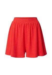 Rote, strukturierte Shorts mit einem elastischen Bund und einem ausgestellten Design. Das Material hat ein leicht zerknittertes Aussehen für zusätzlichen visuellen Reiz.