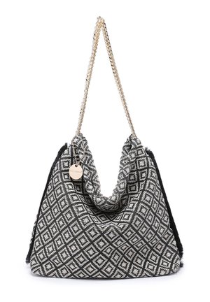 Borsa intrecciata bianca e nera con motivo a diamante, tracolla a catena dorata e targhetta tonda dorata del marchio appesa vicino alla parte superiore.