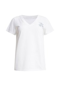 Witte katoenen T-shirt met een V-hals en korte mouwen; heeft lichtblauwe bloemstickers op het linkerborstgebied.