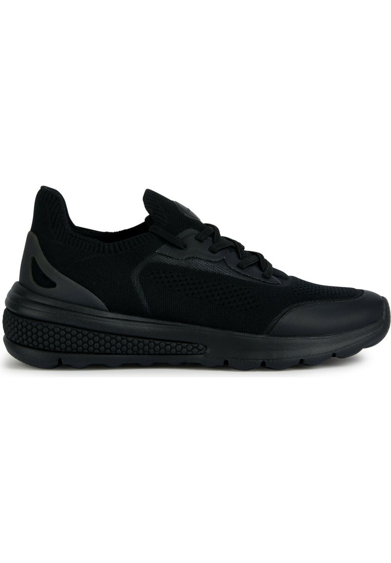 Baskets de sport noires avec une tige en tricot, une semelle en caoutchouc texturé et des accents en plastique. Elles présentent un design à lacets et des panneaux en maille respirante.