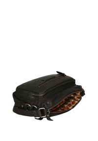Borsa in pelle nera con doppie tasche con zip, interno a quadretti e tracolla regolabile. Texture liscia e minimi dettagli metallici.