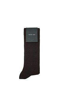 Calzino da uomo costolato di colore marrone scuro con etichetta "Massimo Dutti" piegata in cima, isolato su uno sfondo bianco.