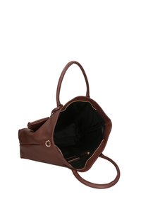 Bruine leren tote bag met een gladde textuur, open bovenkant en een zwarte stoffen interieur. Voorzien van gouden hardware en twee stevige handvatten.