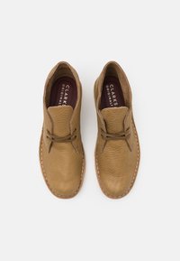 Clarks Originals DESERT - Botins de atacadores - dark olive