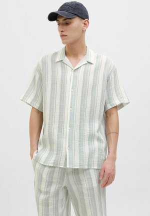 Chemise à boutons à manches courtes en tissu léger, présentant des rayures verticales vert clair et blanches, avec une coupe décontractée et un col.