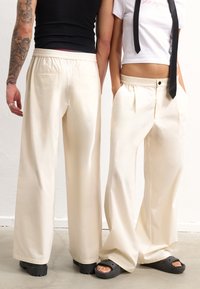 YOURTURN UNISEX - Nadrágok - off-white