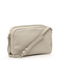 Bolso bandolera de cuero gris claro con forma rectangular, cierre de cremallera y correa ajustable. Textura suave con detalles mínimos de metal.