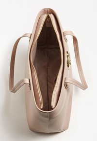 Sac fourre-tout en cuir rose clair avec fermeture à glissière dorée et quincaillerie assortie. L'intérieur est doublé d'un tissu doux avec un imprimé logo. Deux poignées.