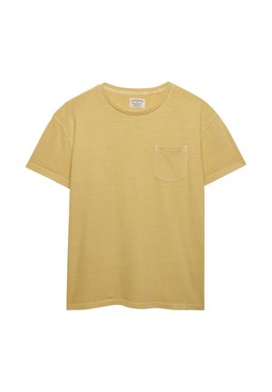 Lichtmosterdgele T-shirt met korte mouwen, ronde hals en een klein borstzakje aan de rechterkant.