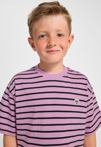 Lila T-Shirt mit kurzen Ärmeln und horizontalen schwarzen Streifen sowie einem kleinen gestickten Motiv auf der linken Brustseite. Weiches Baumwollmaterial.