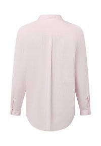Camicia rosa chiaro a maniche lunghe con piega sulla schiena, polsini con bottoni e orlo curvo, mostrata sul retro su uno sfondo bianco.