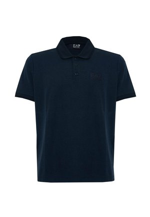 Polo di colore blu navy realizzato in tessuto testurizzato, con una chiusura a tre bottoni e un logo discreto sul petto per un tocco di dettaglio.
