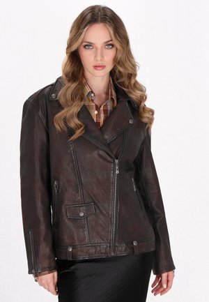 Giacca da moto in pelle marrone con design doppiopetto, tasche con zip e dettagli in metallo argentato. Texture liscia.
