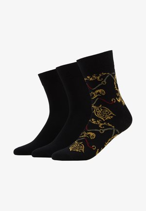 Tre par ankelsokker. Ett par i solid svart, to med intrikate gull- og røde blomstermønstre på svart bakgrunn. Blandingsmateriale i bomull.