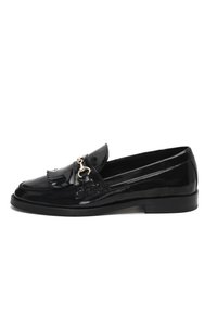 Zwarte lakleren loafers met een franjestrap en gouden hardware-details. Platter zool, ronde neus, strak ontwerp.