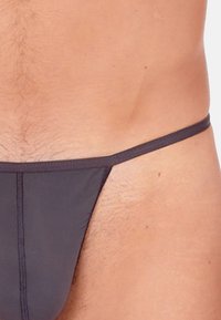 Dunkelgrauer Tanga mit minimaler Abdeckung und dünnen Seiten. Glatte Textur, enganliegendes Design und verstärkte Nähte für Langlebigkeit.