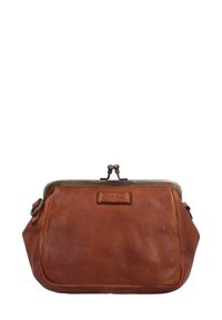 Pochette en cuir marron avec un fermoir métallique et une forme ronde. Présente une surface texturée et un logo en relief. Design compact.