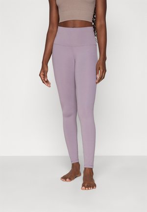 Lys lilla høyt liv leggings laget av stretchy stoff, med en glatt tekstur og sømløst design. Ingen synlige mønstre eller logoer.