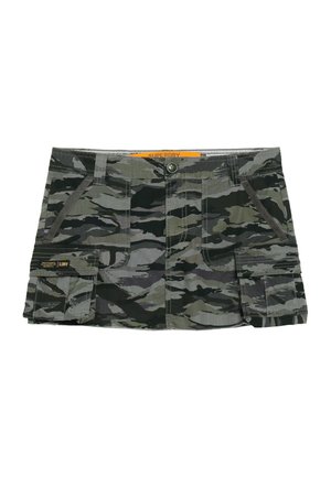 Shorts à motif camouflage dans des teintes de gris et de vert, avec une fermeture à bouton, des poches latérales et une patch de marque sur la cuisse.