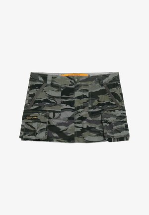 Spodenki w kamuflażu w odcieniach szarości i zieleni, z zapięciem na guzik, bocznymi kieszeniami oraz metką marki na udzie.