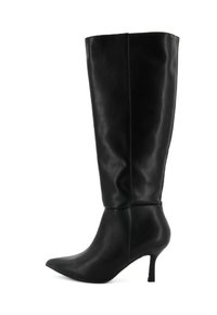 Stivale nero fino al ginocchio in pelle liscia con punta affusolata e un modesto tacco a spillo. Presenta un design elegante e aderente.