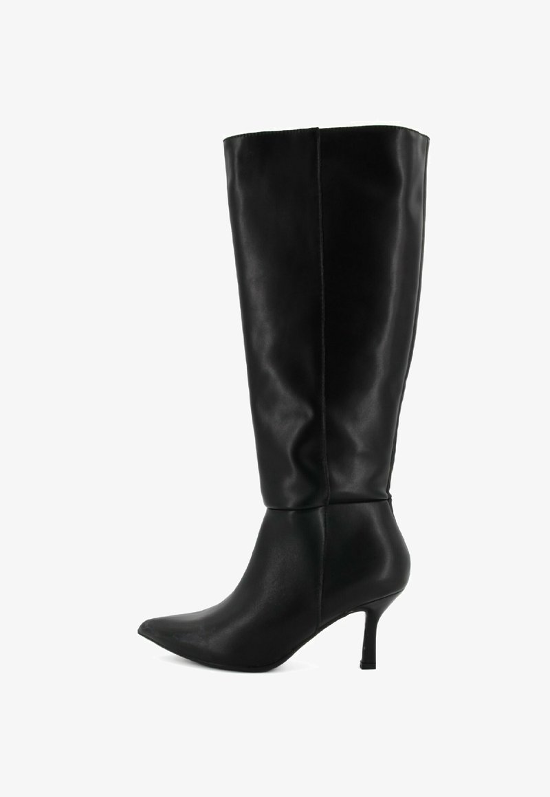 Stivale nero fino al ginocchio in pelle liscia con punta affusolata e un modesto tacco a spillo. Presenta un design elegante e aderente.