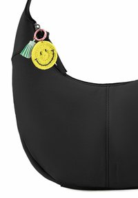Borsa a spalla sintetica nera con una texture liscia, dotata di un portachiavi a faccina sorridente gialla e un accento con un tassello verde.