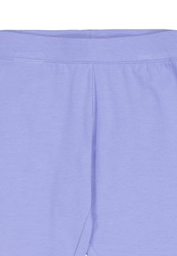 Leggings di un morbido colore viola chiaro con una texture liscia; vita elastica; presenta un design semplice senza motivi o dettagli hardware visibili.