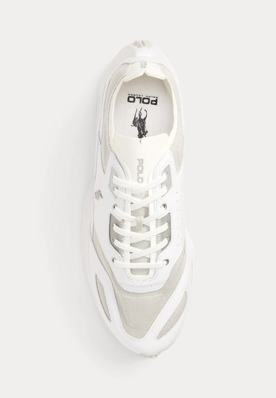 Άσπρο και γκρι αθλητικό παπούτσι Polo Ralph Lauren με πάνελ από δίχτυ, κορδόνια και μαύρο λογότυπο Polo στο εσωτερικό της σόλας, ορατό από πάνω.