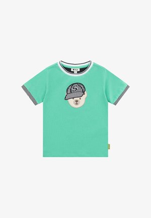 Groene T-shirt met korte mouwen, gemaakt van zachte stof. Bevat een berenhoofd in een zwart-wit gestreepte pet, met contrasterende kraag en mouwranden.