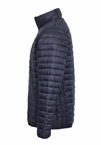 Lett puffer-jakke i mørk marineblå, med horisontale quiltede paneler, høy krage, og en slim fit design med myk, glatt tekstur.