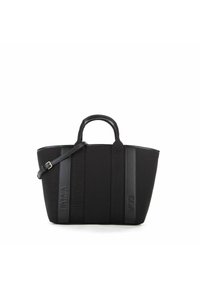 Bolso tote negro con tejido texturizado, asas largas y una correa ajustable. Presenta texto en relieve y una forma estructurada.
