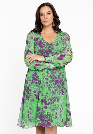 Grünes Kleid mit lila Leopardenmuster, V-Ausschnitt, langen transparenten Ärmeln und ausgestellt Rock. Verfügt über einen leichten, fließenden Stoff und eine lockere Passform.