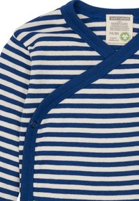 Body neonato a righe blu e bianche, realizzato in cotone biologico, con design incrociato e chiusura a pressione per facilitare il cambio.