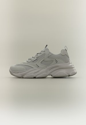 Kihiline hall tossujalg, millel on tekstureeritud tall, võrksed ja sünteetilised ülemised osad, paeltega kinnis ning tõmbetõmblukud keelega ja kannal.