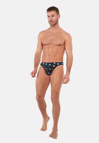 Schwarze Herrenbikini-Briefs mit einem bunten Galaxienmuster, das Planeten und Sterne zeigt. Hergestellt aus dehnbarem Stoff für einen bequemen Sitz.