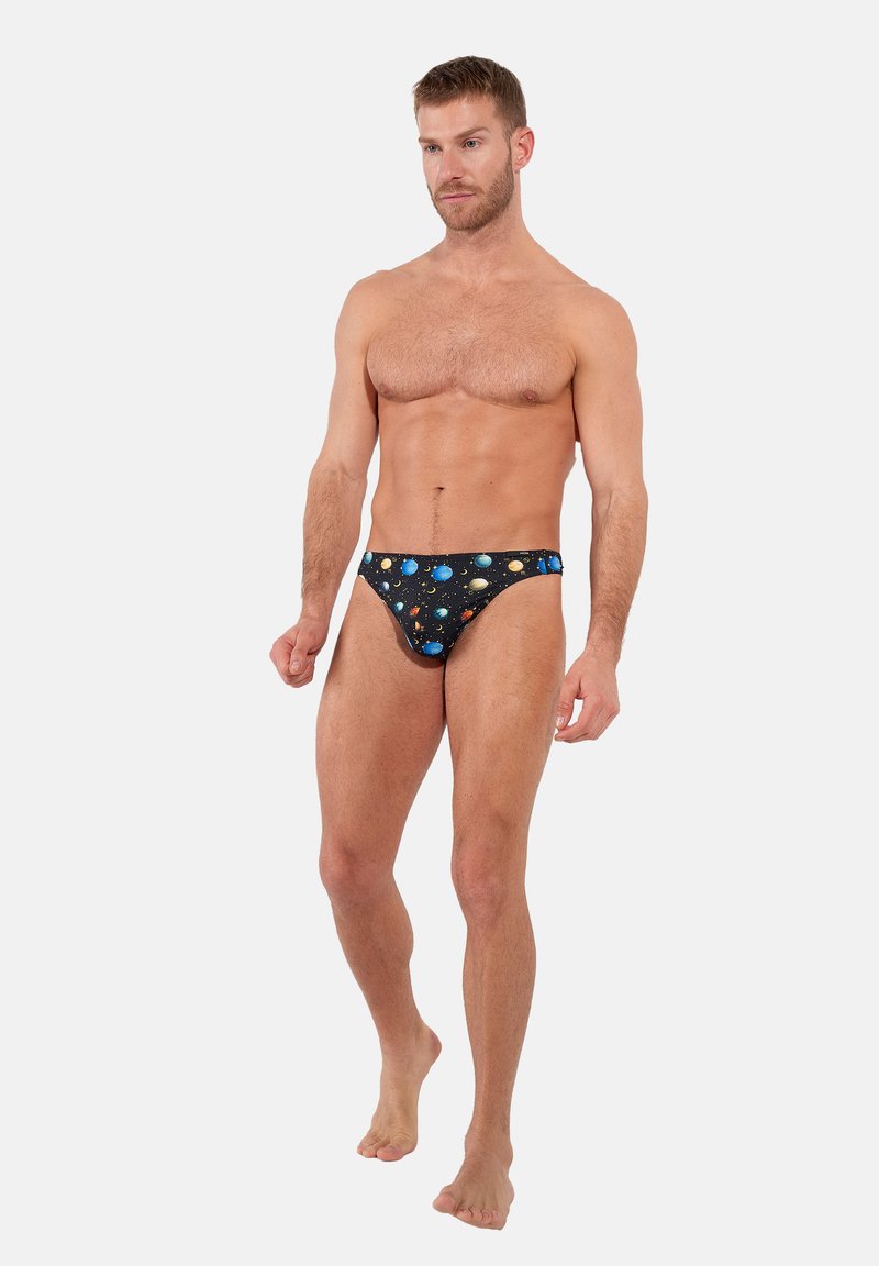 Schwarze Herrenbikini-Briefs mit einem bunten Galaxienmuster, das Planeten und Sterne zeigt. Hergestellt aus dehnbarem Stoff für einen bequemen Sitz.