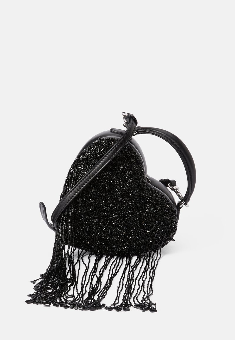 Μαύρη τσάντα σε σχήμα καρδιάς, με υφή από χάντρες και λεπτομέρειες με φούντες, λείο δερμάτινο χερούλι και αποσπώμενη λουρί ώμου.