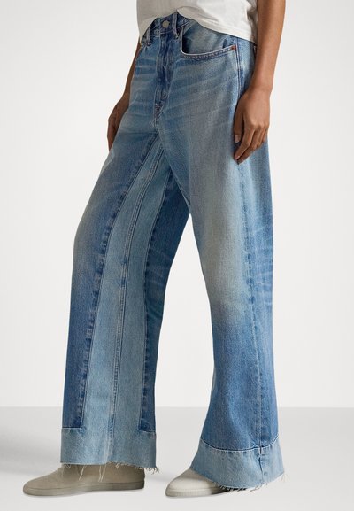 Ανοιχτό μπλε τζιν με φαρδιά πόδια, κατασκευασμένα από denim, με ξεφτισμένο τελείωμα, ελαφριά ξεθώριασμα και κλασικό σχεδιασμό με πέντε τσέπες.