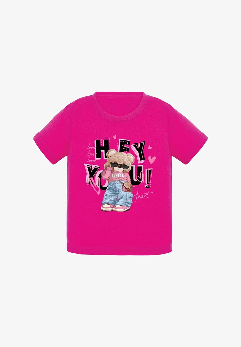 Różowa bawełniana koszulka z grafiką misia w okularach przeciwsłonecznych, luźnych dżinsach i różowej bluzce, z napisem "HEY YOU!" oraz akcentami serduszek.