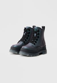 Melni un iridēscoši zābaki ar teksturētu sieta virsu, biezu gumijas zolīti un melnām auklām; aizmugurē ir cilpa aizvilkšanai.