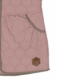 Chaleco acolchado rosa con un patrón de cuadros, que cuenta con dos bolsillos laterales, ribete gris y una etiqueta de marca marrón con un diseño de montaña.
