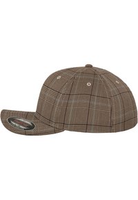 Brunternet plaid kasket med flad skygge, lavet af struktureret stof. Har seks paneler, broderede øjer, og et mærket klistermærke på skyggen.