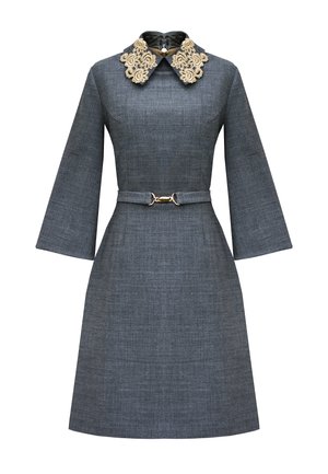 Szara sukienka w kształcie litery A z rozkloszowanymi rękawami do połowy przedramienia, beżowym koronkowym kołnierzykiem oraz dopasowanym paskiem z złotą klamrą.