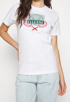 T-shirt en coton blanc avec un logo brodé vert et rouge représentant des raquettes et un filet de tennis. Manches courtes et col rond.