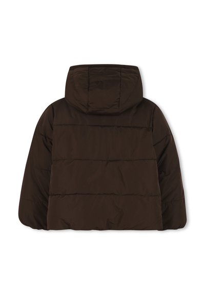 Giacca imbottita marrone con cappuccio, caratterizzata da un design trapuntato e cuciture orizzontali sulla schiena. Texture liscia, vestibilità casual.