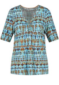 Top a maniche corte a fantasia blu, caratterizzato da un design astratto con forme marroni e teal. Collo a V con un dettaglio a nodo frontale.