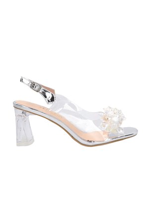 Průhledné plastové lodičky se slingback designem a blokovým průhledným podpatkem, se stříbrnými akcenty a květinovou ozdobou obsahující perlové detaily na špičce.