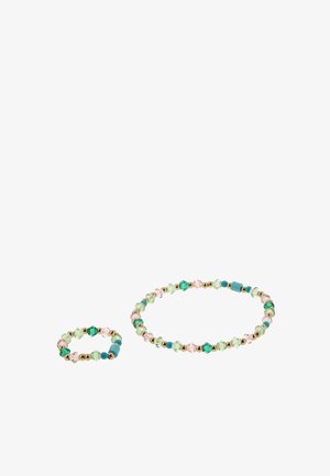 Due braccialetti di perline, uno più piccolo dell'altro, con perline tonde alternate verdi, rosa, turchesi e dorate su sfondo bianco.